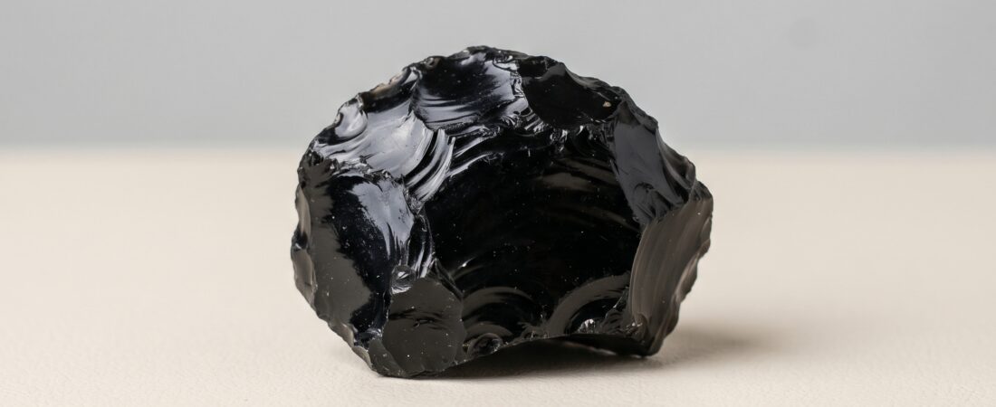Obsidiaan: betekenis, werking en waarom dit de steen van bescherming en waarheid is