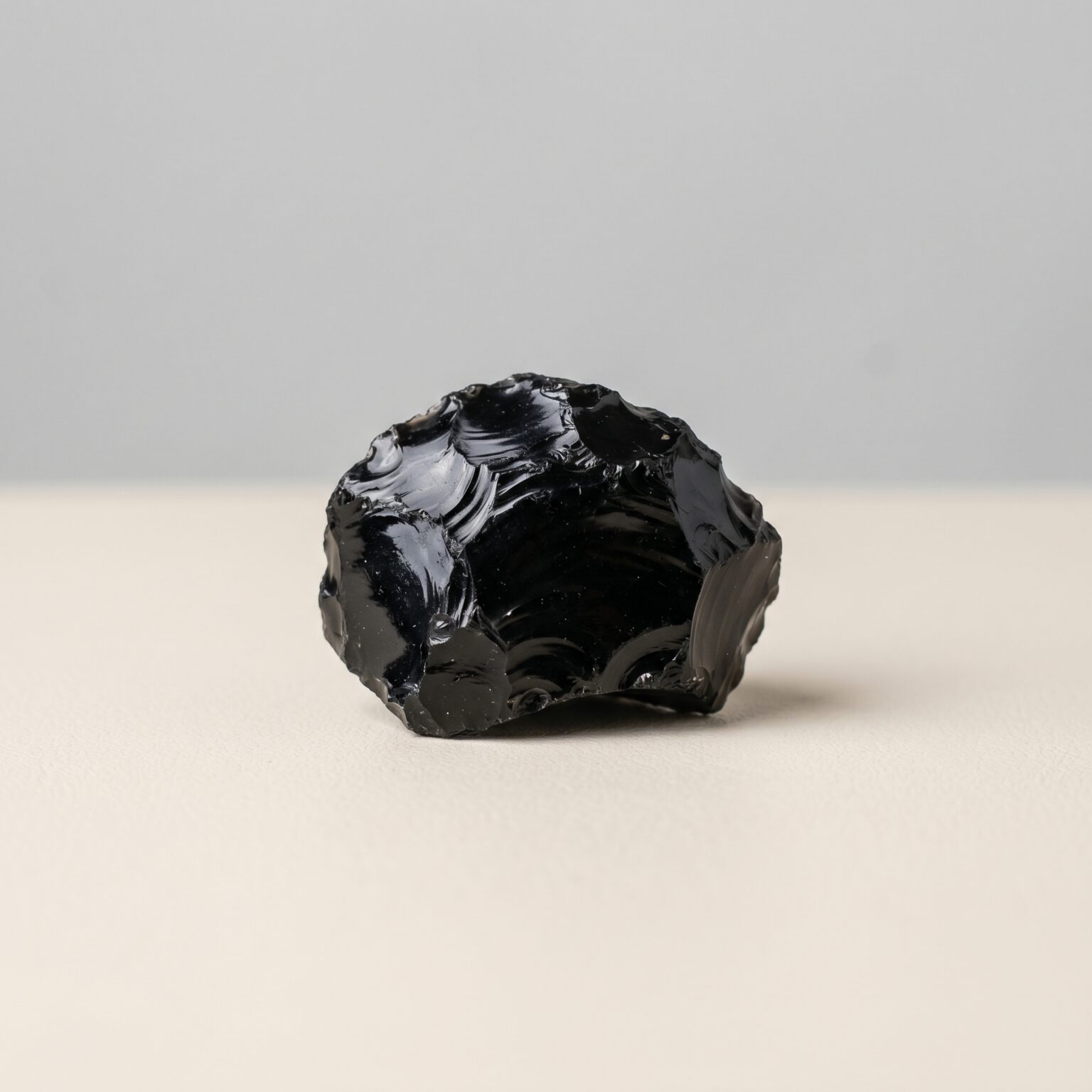 Obsidiaan: betekenis, werking en waarom dit de steen van bescherming en waarheid is
