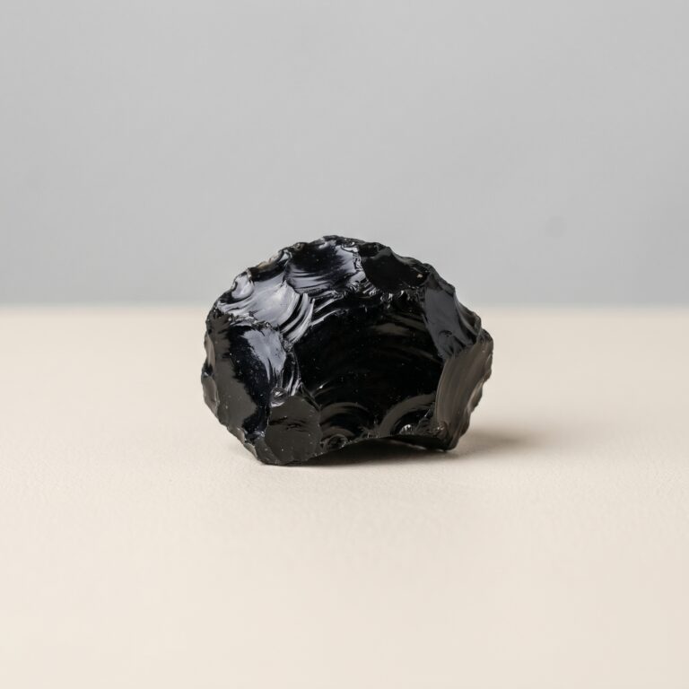 Obsidiaan: betekenis, werking en waarom dit de steen van bescherming en waarheid is