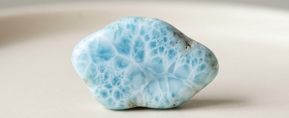 Larimar: betekenis, werking en waarom dit de steen van rust en kalmte is
